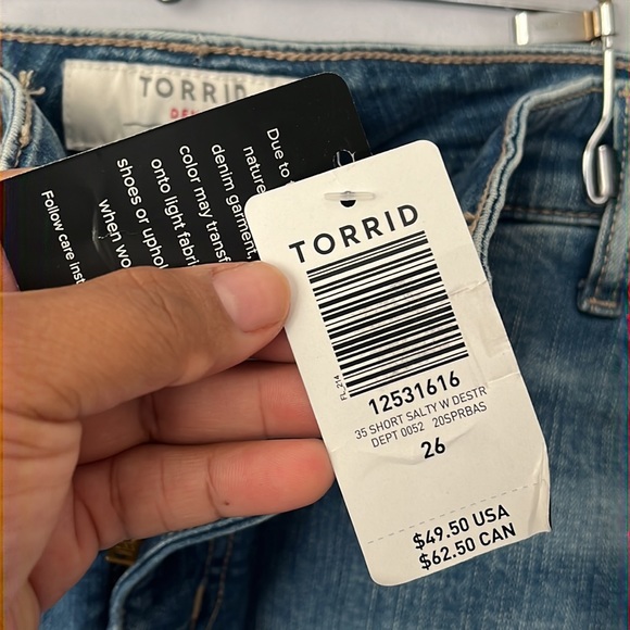 Torrid HIGH RISE SHORT SHORT - VINTAGE STRETCH LIGHT WASH  Size 26 (4X) - Picture 7 of 8